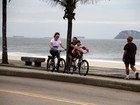 Ana Maria Braga passeia de bicicleta com o marido no Rio