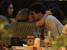 Marcelo Serrado troca carinhos com a namorada em restaurante