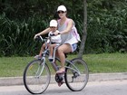 Samara Felippo passeia de bicicleta com a filha