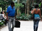 Com decote, Morena da Laje chama atenção durante passeio em São Paulo