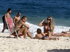 Joana Machado curte praia com o namorado e o filho
