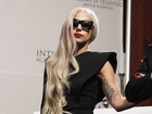 Lady Gaga usa vestido com fenda em cerimônia do Emmy Interncional