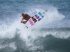 Pedro Scooby surfa no Havaí e faz homenagem ao filho com Piovani