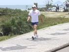 Edson Celulari caminha na orla do Rio