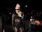 Lady Gaga usa vestido todo vazado em lançamento de livro