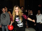 Avril Lavigne aparece em público pela primeira vez após se envolver em briga
