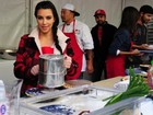 Kim Kardashian serve comida para os pobres no Dia de Ação de Graças