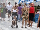 Patrícia Werneck caminha com o filho em calçadão da orla carioca
