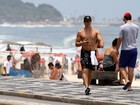 Rômulo Arantes Neto desfila sem camisa pela orla do Rio de Janeiro