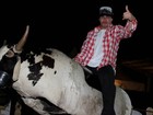 Thiago Martins faz biquinho ao montar touro mecânico