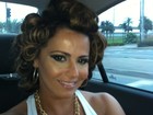 Viviane Araújo posta foto de bóbis no cabelo