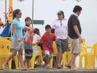 Cadê o Xororó? Chitãozinho passeia com a família pela orla do Rio