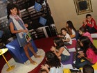 Sheron Menezzes ganha parabéns de crianças em dia de leitura