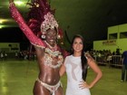Candidata à ‘Garota Caldeirão 2012’ ganha bênção de rainha de bateria