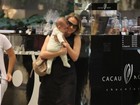 Juliana Silveira passeia com o filho em shopping do Rio