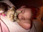Katy Perry posta foto deitada ao lado de seu gatinho: 'Eu e Kitty Purry'