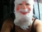 Ivete Sangalo posta foto com máscara de Papai Noel