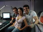 Ex-BBB Ariadna usa blusa decotada para participar de programa de rádio