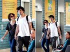 Débora Falabella circula com namorado em aeroporto no Rio
