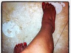 Sem depilação, Luciele Di Camargo posta foto durante o banho