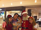 Scheila Carvalho leva filha para ver Papai Noel