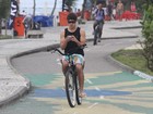 Vício? Caio Castro não larga o celular nem para andar de bicicleta