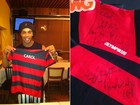 Carolina Dieckmann ganha camisa personalizada de Ronaldinho Gaúcho