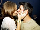 Fernanda Rodrigues enche o marido de beijos em show