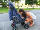 Priscila Fantin passeia com o filho de três meses no Rio de Janeiro