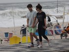 Julia Almeida caminha na orla do Rio com o namorado