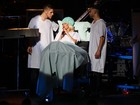 Dodói? Lady Gaga faz performance em cama de hospital nos EUA
