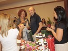 Ex-Globeleza Valéria Valenssa vai a bazar de Natal no Rio