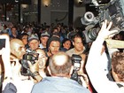 Onde está Wally? David Beckham é cercado por multidão na Austrália