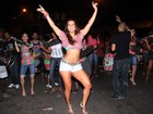 Renata Santos samba de shortinho e barriga de fora no Rio