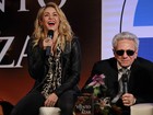 Shakira lança livro com a presença do pai na Colômbia
