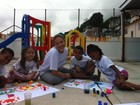 Grávida, Luana Piovani participa de projeto social com crianças carentes