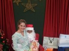 Ho, ho, ho! Bárbara Evans senta no colo de Papai Noel com sua 'Playboy'