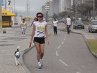 Ellen Jabour caminha com seu cachorrinho na praia