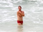 Mário Frias mergulha, joga futevôlei e exibe 'bronze' em praia carioca