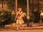 Luana Piovani deixa restaurante com buquê de flores