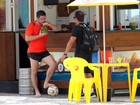 De short curtinho, Murilo Benício toma água de coco em praia do Rio