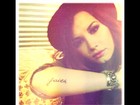 Pelo Twitter, Demi Lovato mostra nova tatuagem com a palavra 'fé'