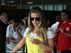Joana Machado circula em aeroporto usando um macacão amarelo
