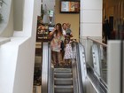 Cláudia Abreu passeia em shopping com os filhos