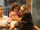 Ingrid Guimarães passeia com a filha em shopping, no Rio
