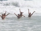 Bia e Branca Feres brincam de nado sincronizado em praia no Rio