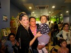 Karina Bacchi visita crianças em tratamento contra o câncer