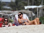 Luiza e Yasmin Brunet curtem praia no Rio
