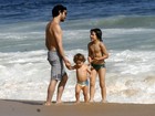Caio Blat curte praia com os filhos no Rio de Janeiro
