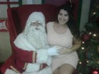 Grávida, Priscila Pires ganha carinho de Papai Noel na barriga